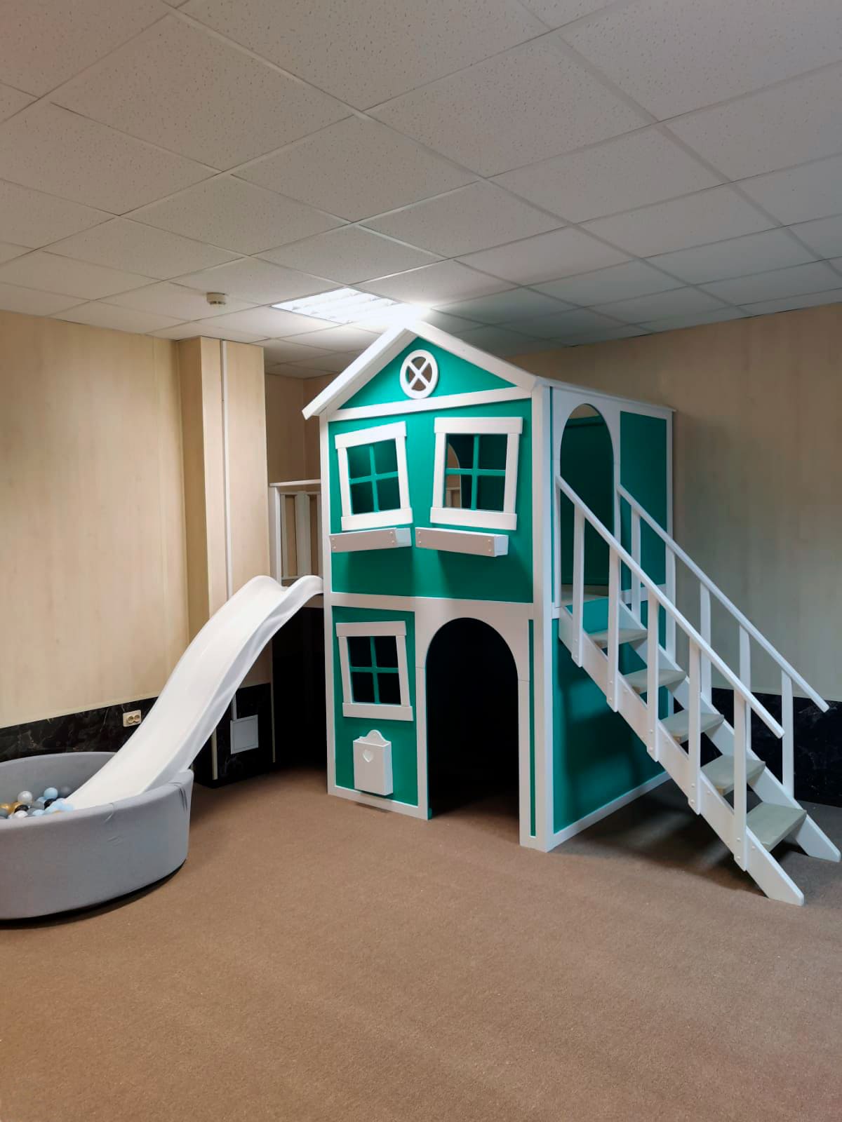 яркий зеленый детский домик в лофт