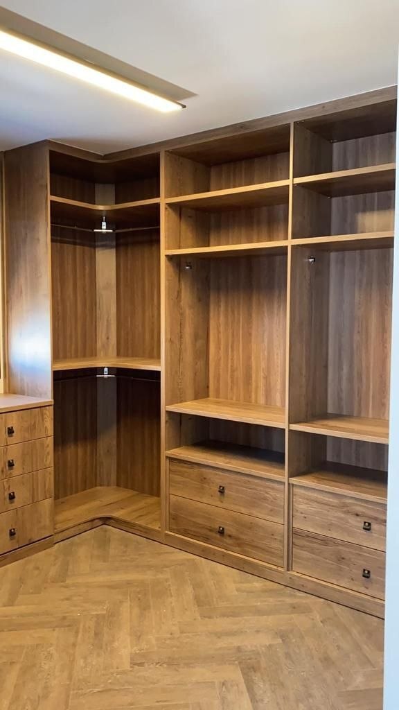 Открытая гардеробная из дерева с ящиками и полками