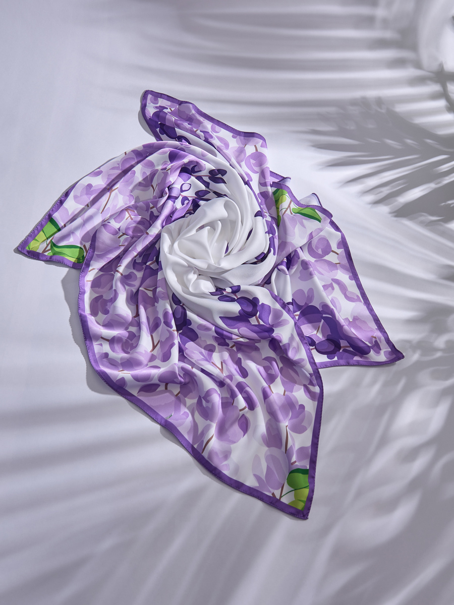 скрученный платок с тенью от пальмы на сером фоне