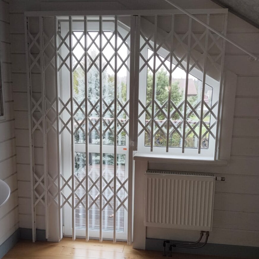 Окно скошенной формы и сдвижная защитная решетка - закрыто