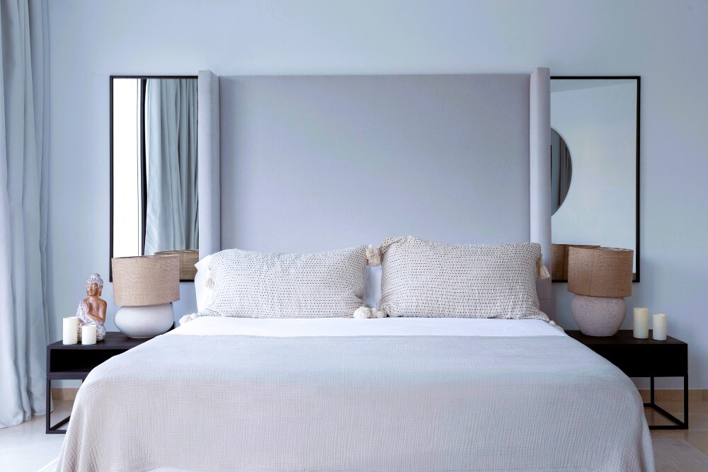 серый интерьер спальни