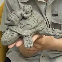 Ученик школы РИСКУЙ со скульптурой черепахи из пластилина