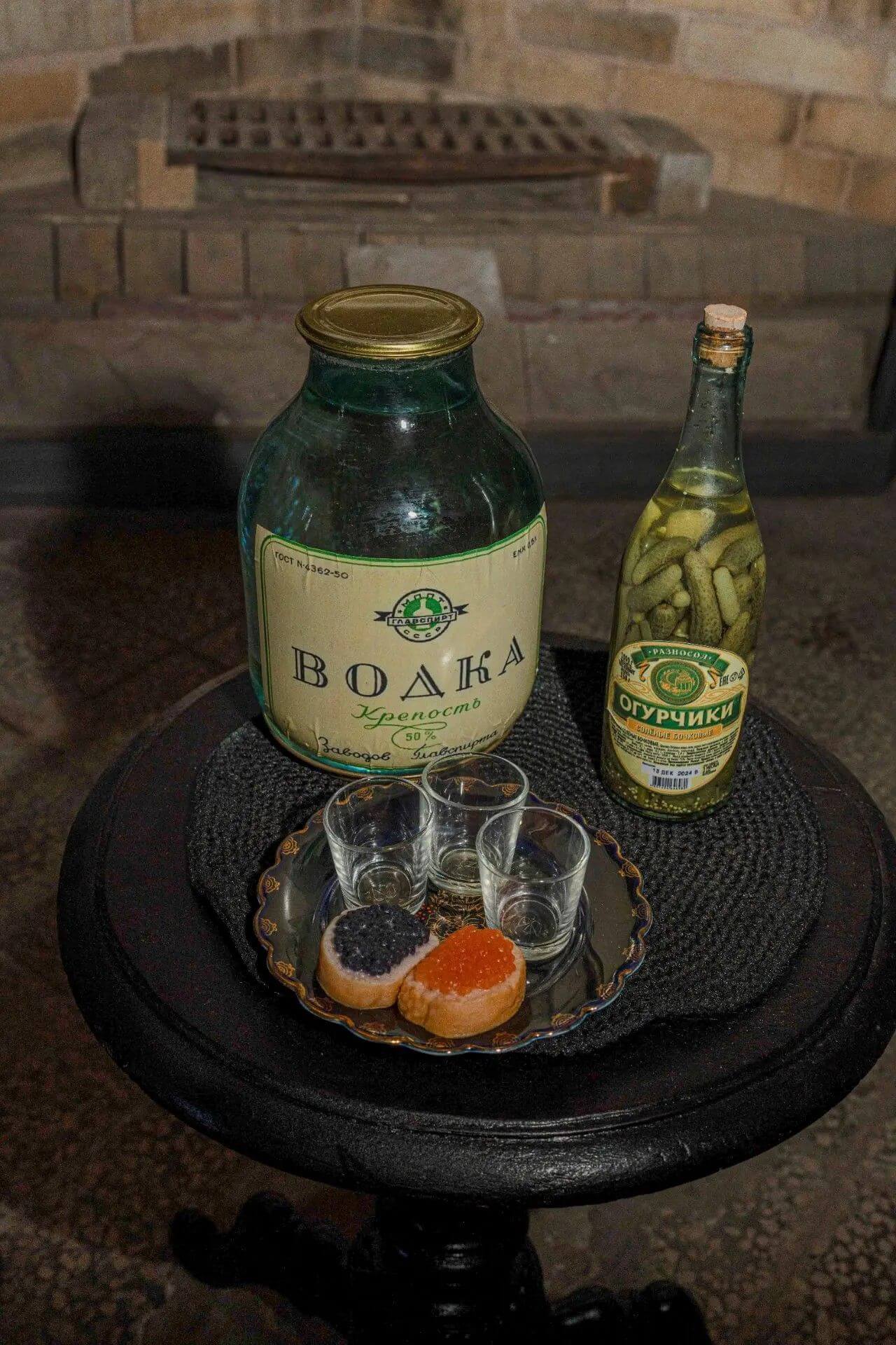 Композиция с водкой и традиционной закуской