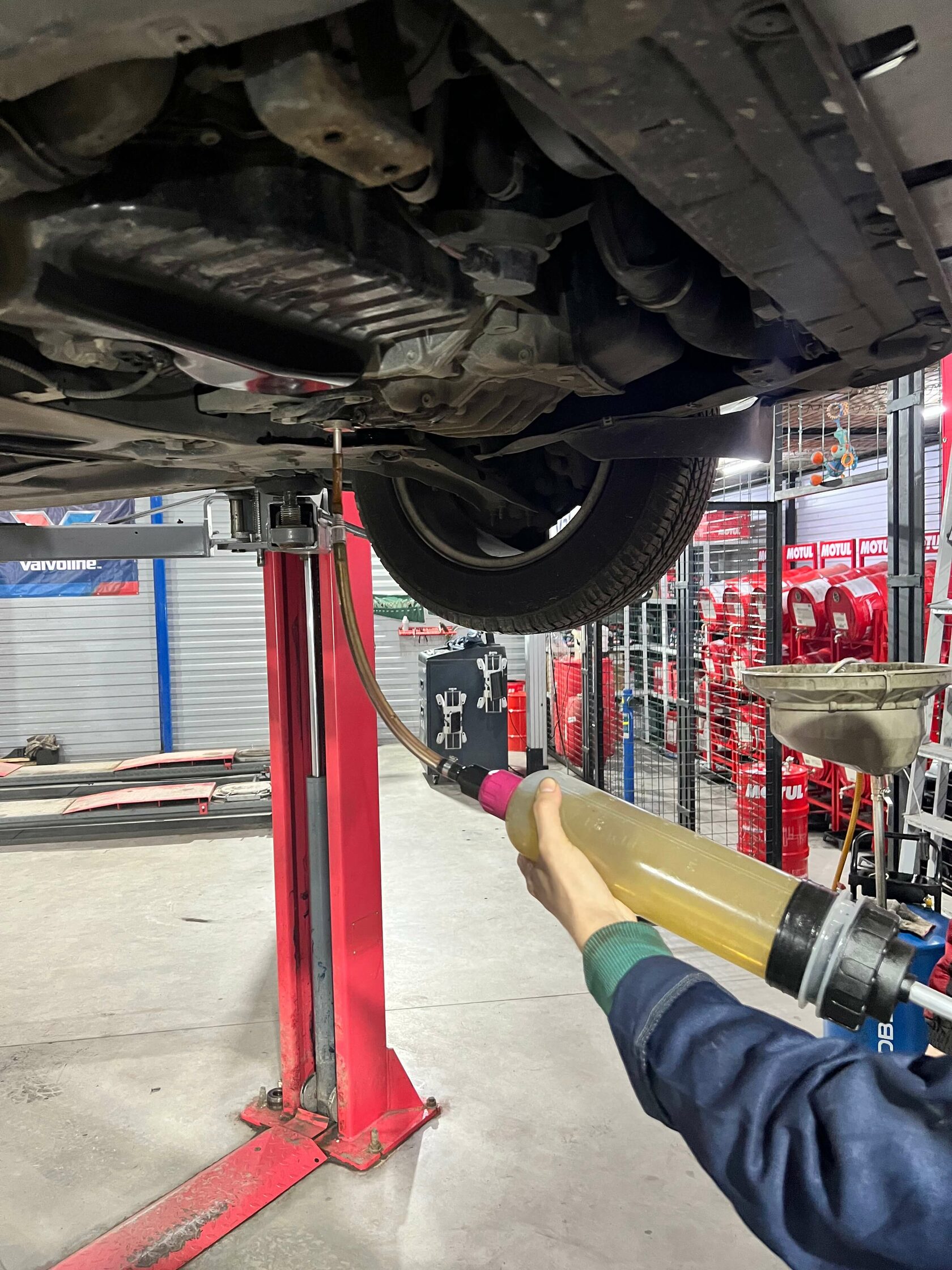 Заправка новым маслом Заправка DSG маслом Motul DCTF