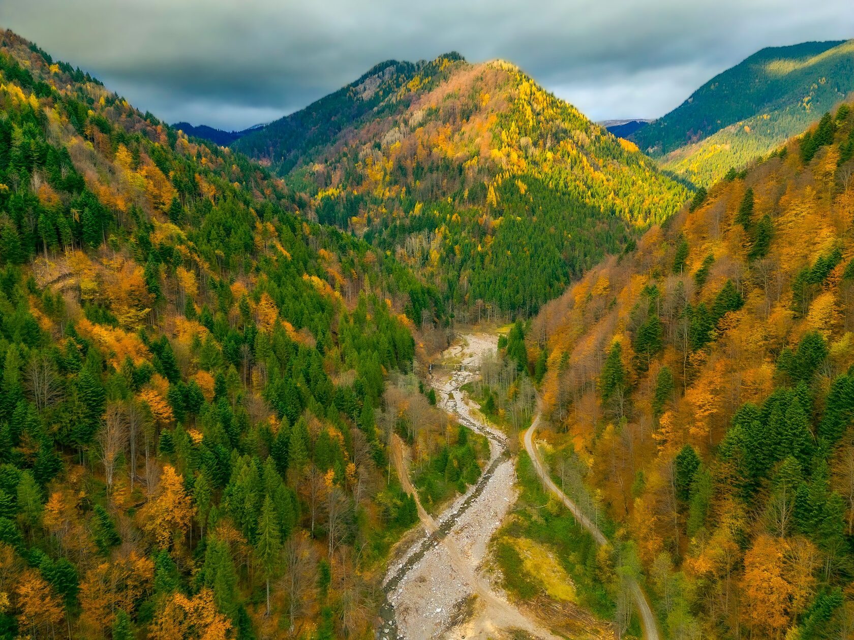 Осенняя долина с рекой