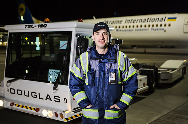 працівник компанії в аеропорту