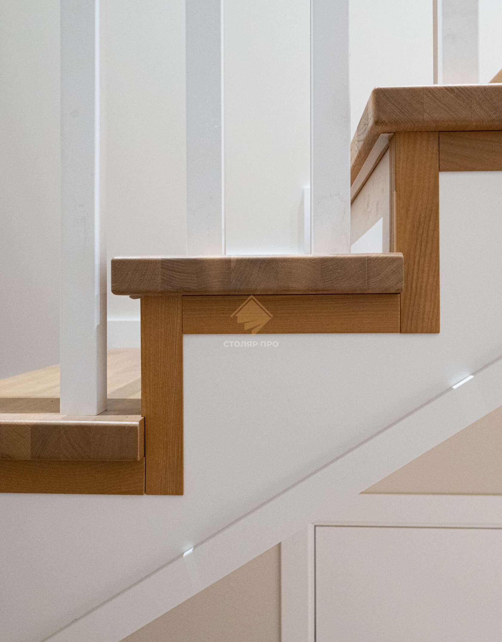 Отделка металлической лестницы, облицовка деревом металлического ...