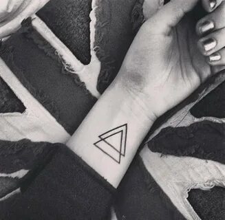 Значение треугольника в татуировке на руке