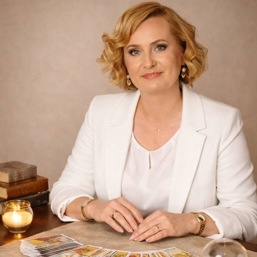 Екатерина Ферре, таролог-психолог, за столом с картами Таро