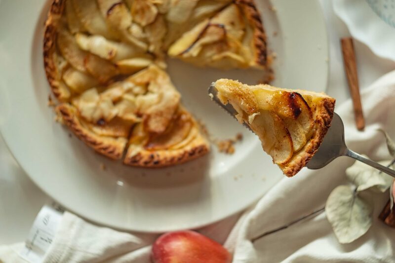 Шарлотка с яблоками и персиками