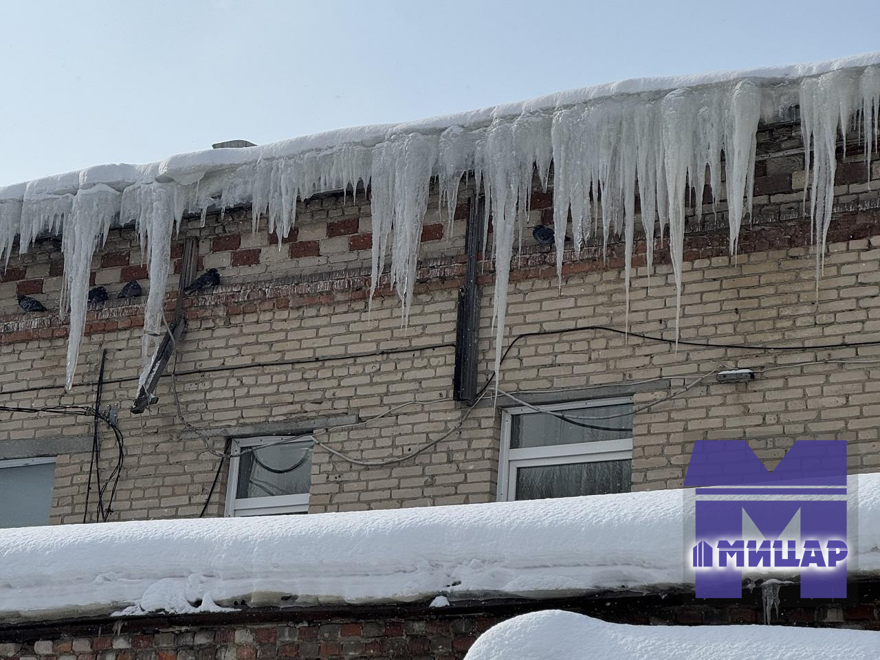 Наледь и сосульки на крыше