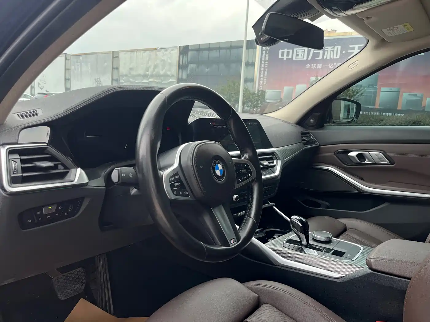 BMW 325Li G28 2022 M Sport Night Edition — место водителя, руль и центральная консоль с селектором передач