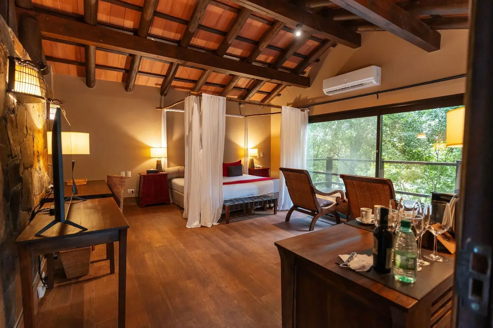 Сьют с кроватью под балдахином и панорамным окном в лес, Loi Suites Iguazú