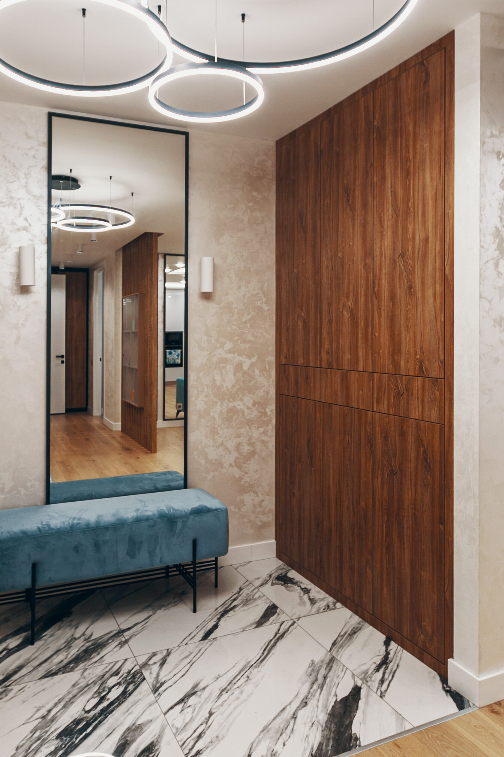 Мебель на заказ в прихожую: встроенный шкаф в древесном декоре с пуфиком и зеркалом