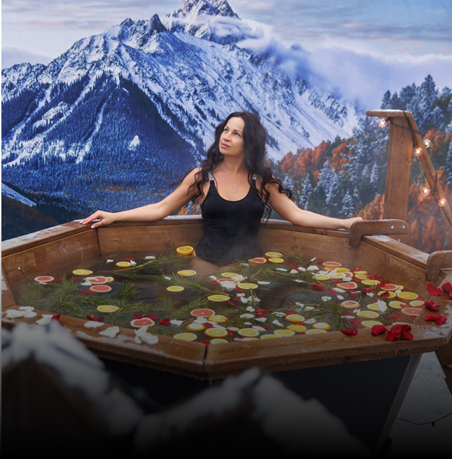 Молодой человек в новогодней шапке с бокалом шампанского отдыхает в чане