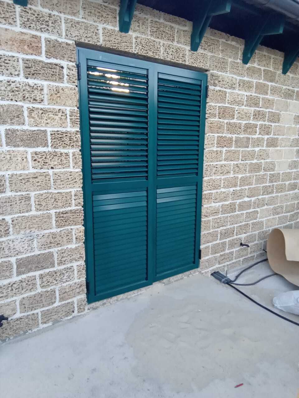 Алюминиевые жалюзийные двери для загородного дома под заказ. 