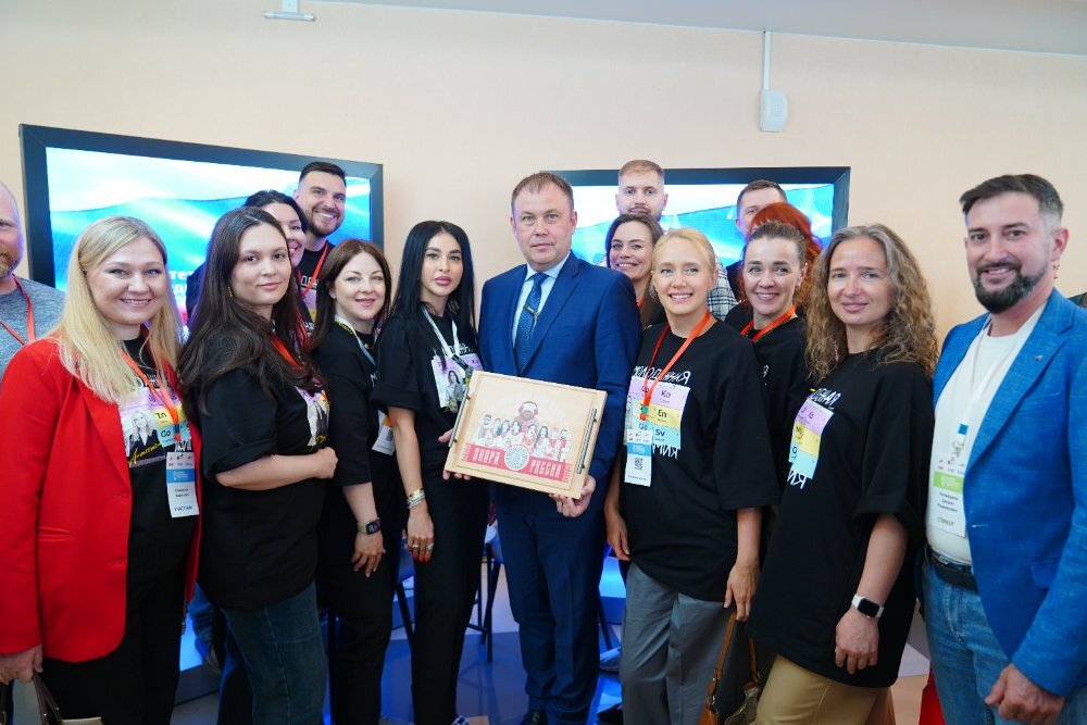 Подарок Губернатору Кузбасса Илье Середюку — декоративный поднос в нейро-русском стиле