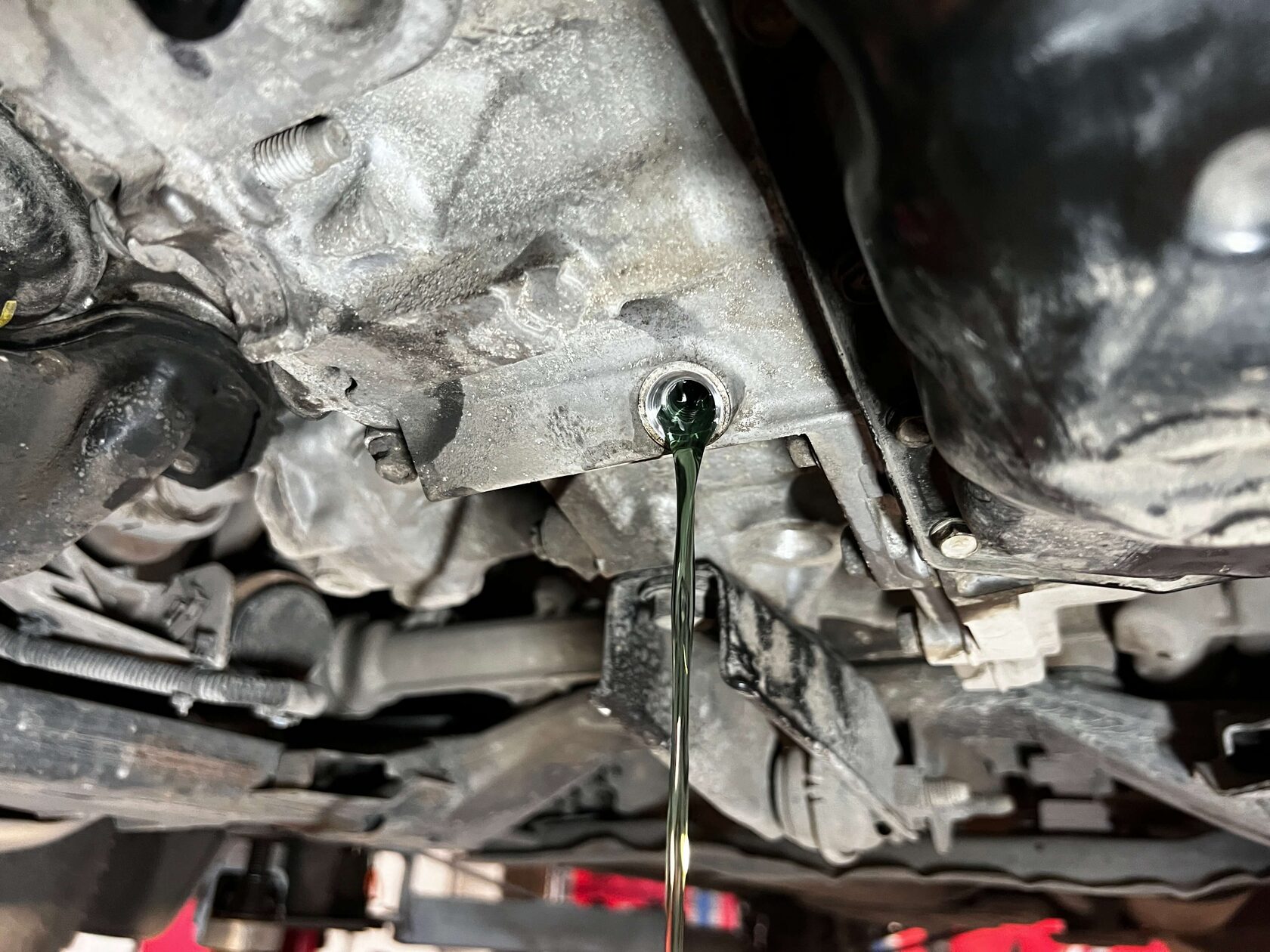 На данном автомобиле уровень проверяется по щупу или контрольной пробке