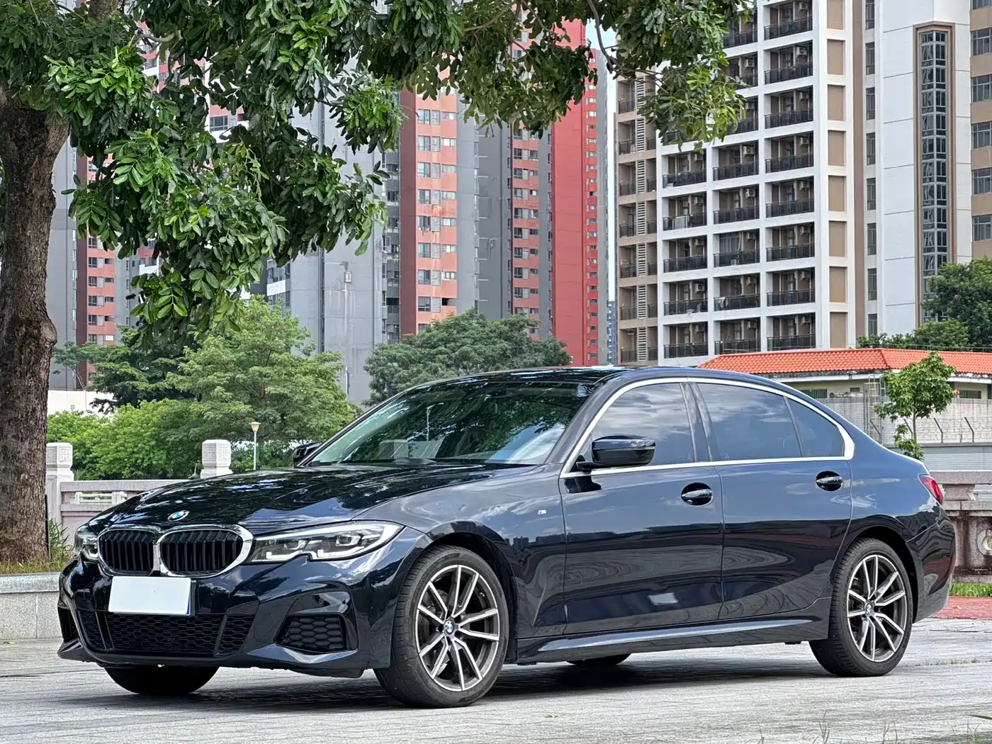 BMW 320Li G28 2022 M Sport Package из Китая — передняя часть и боковой ракурс тёмного седана