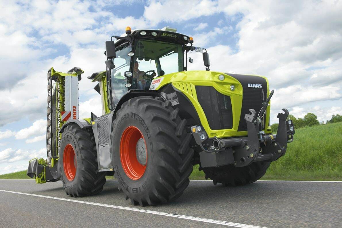 Трактор класс. Трактор Ксерион 4500. Трактор CLAAS Xerion 5000 салон. CLAAS Xerion и Кировец. Аксион трактор класс 5000.