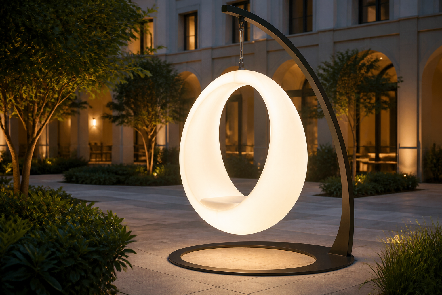 Скульптурные световые качели для гостиничного двора