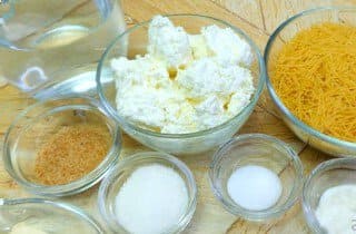 Приготовление творожной запеканки с вермишелью в духовке: шаг 1