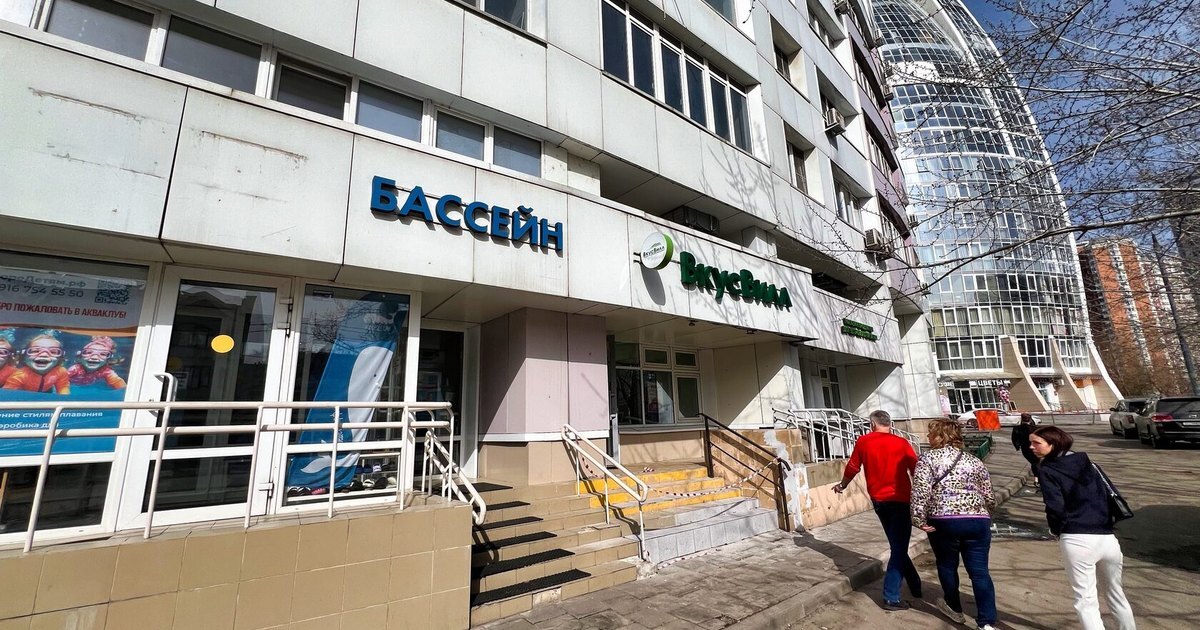 Фасад помещения в Павшино до смены арендатора: вывеска бассейна и соседний ВкусВилл