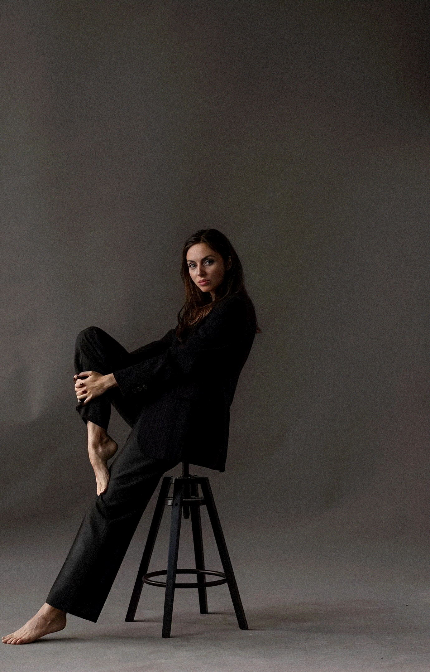 красивая девушка на стуле