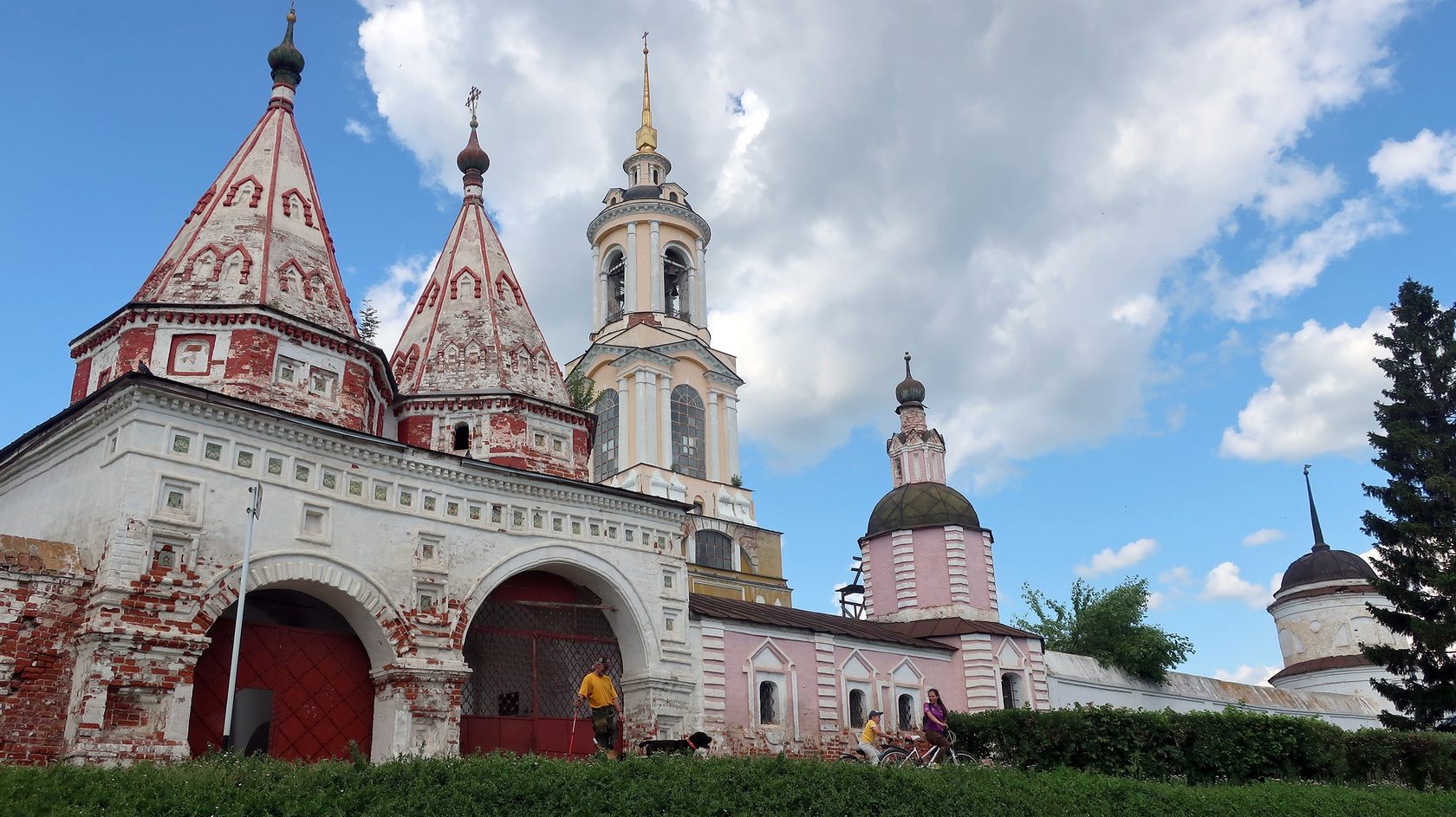 Куда сходить в суздале. Суздальский парк. Суздаль достопримечательности парки. Туристы в Суздале. Княжеский двор Суздаль.