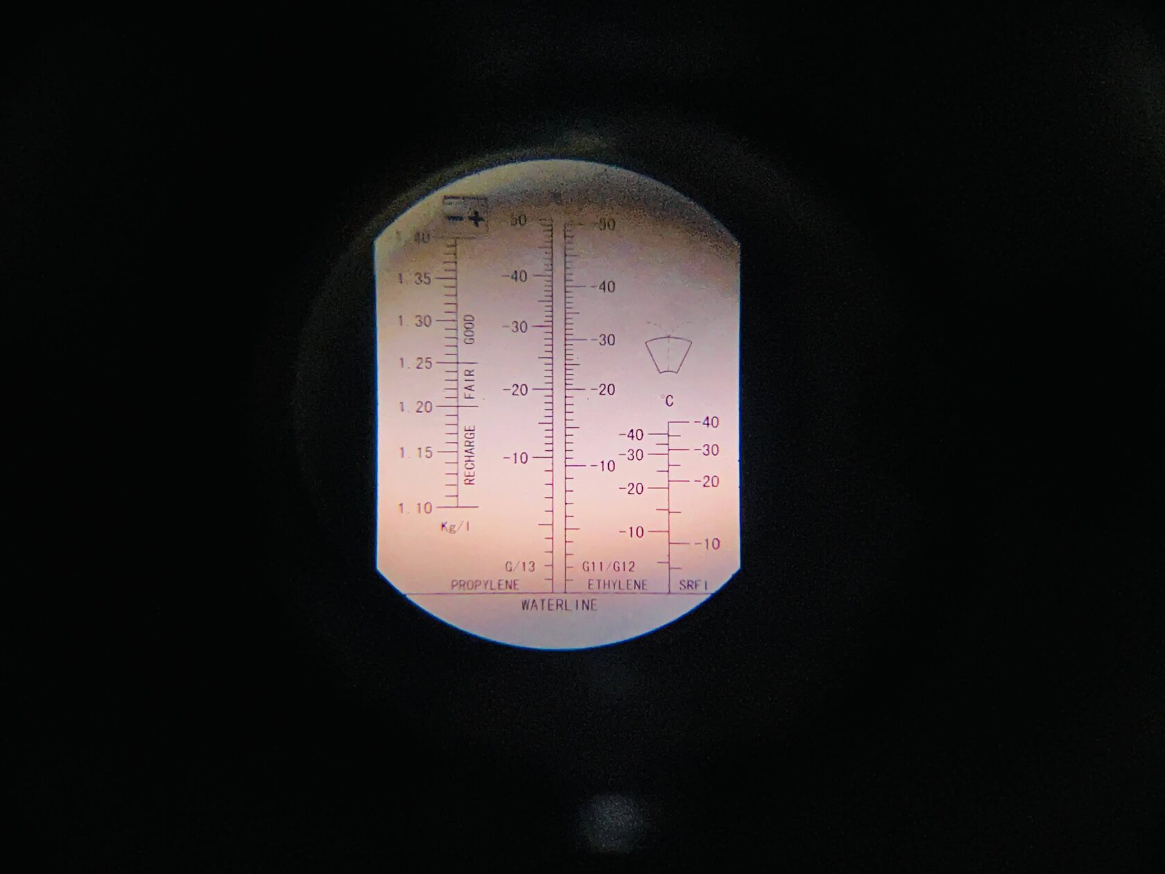 Перед началом работ проверяем рефрактометром состояние антифриза на Kia Sportage