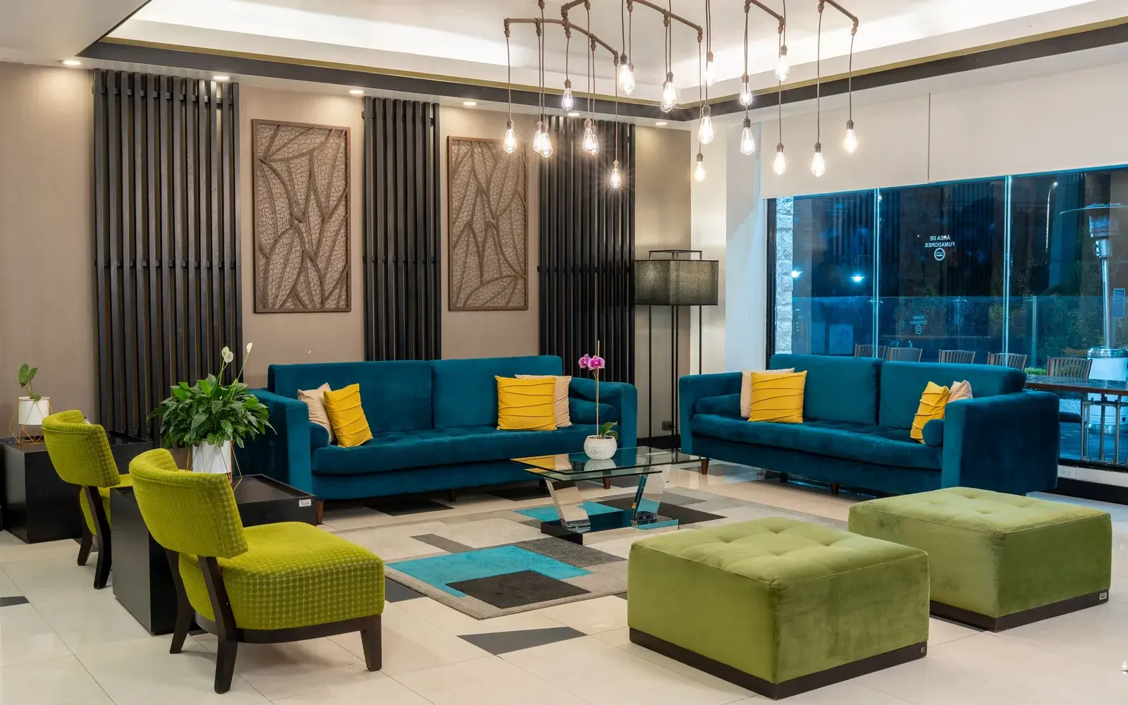 Лобби-лаунж с бирюзовыми диванами и панорамным окном, Wyndham Garden Quito