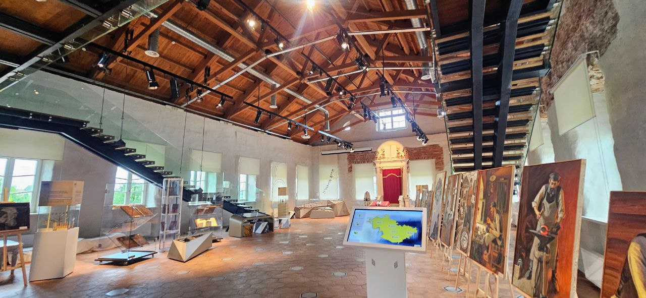 📍 Воложинская иешива внутри после реставрации. Здесь снова оживает история — свитки Торы, артефакты и величие еврейского наследия.