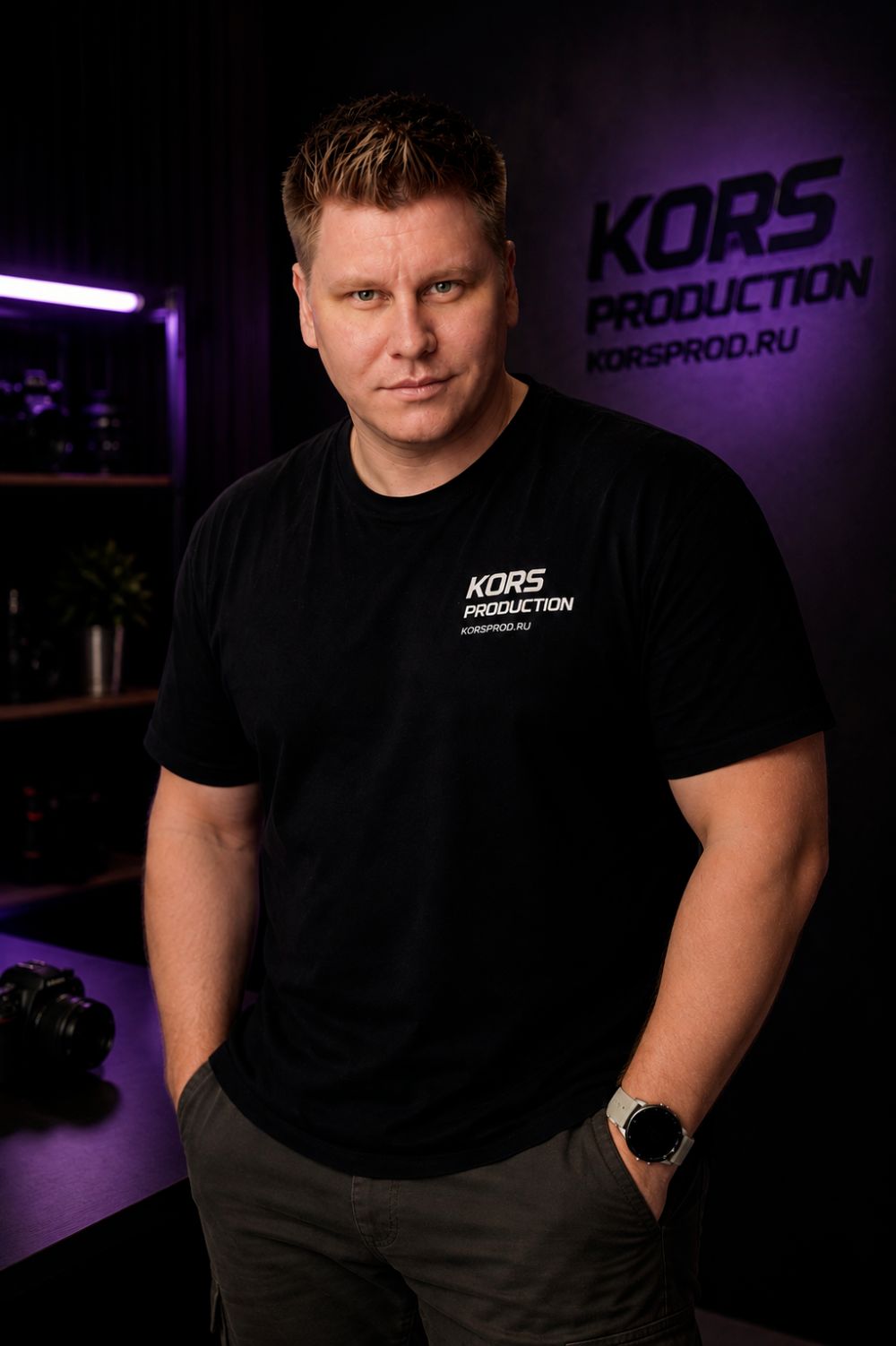 Дмитрий Корс, сооснователь KORS Production, в студии на фоне логотипа студии