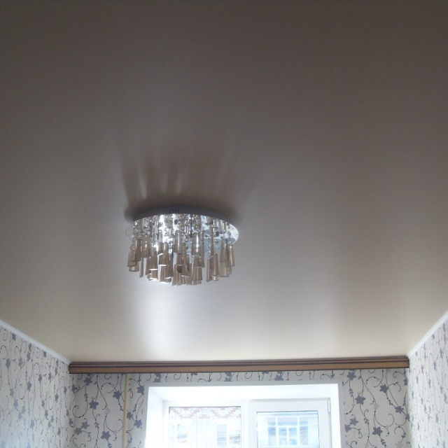 Матовый потолок в гостиной