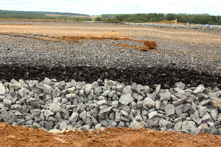 Отсыпка дороги щебнем. Расклинка щебня. Расклинцовка щебня 5-20. Расклинцовка щебеночного основания. Расклинцовка щебня 40-70.
