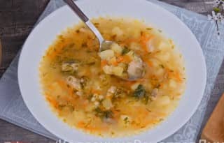 Приготовление супа из консервированной горбуши с картошкой и пшеном: шаг 11