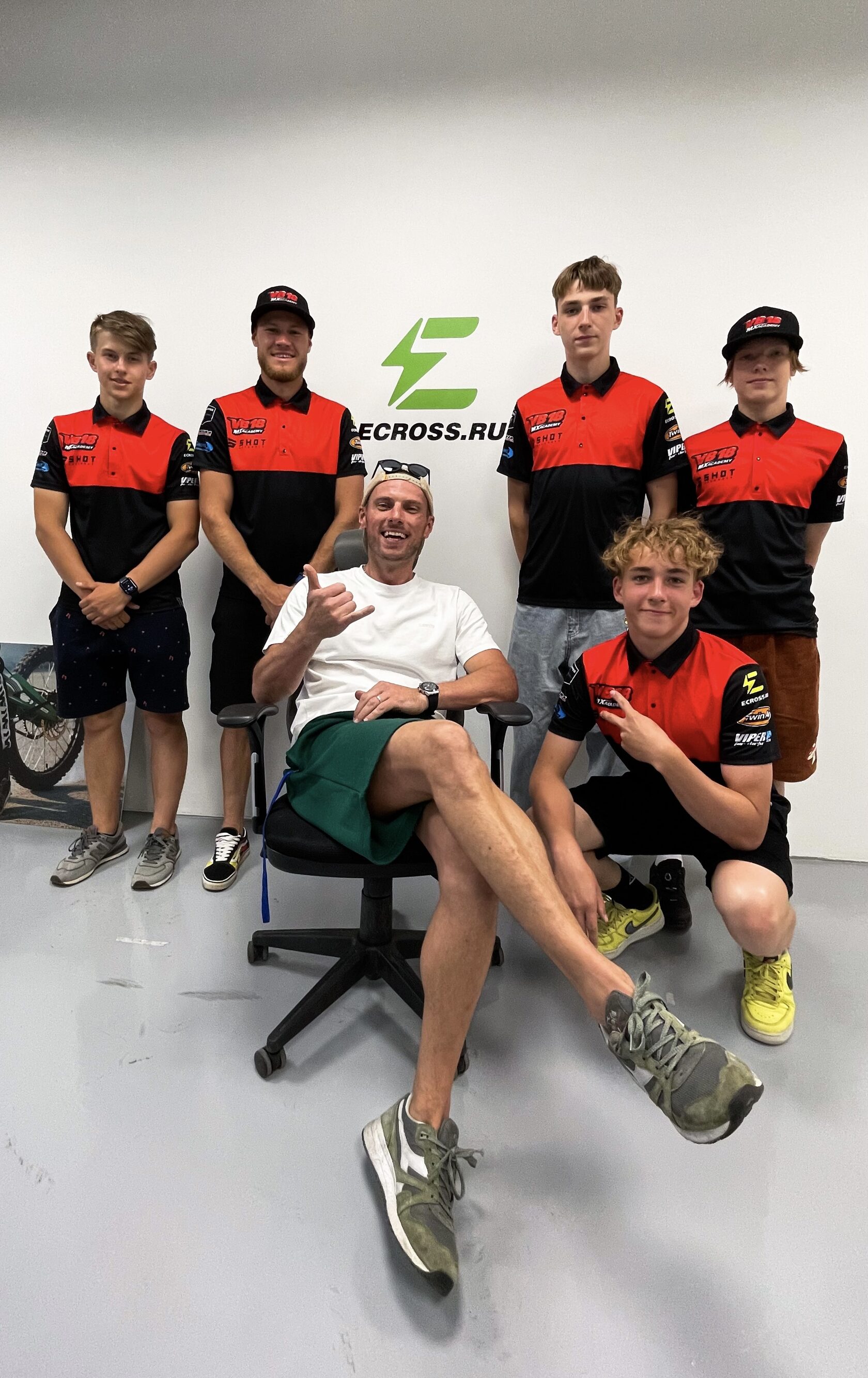 Совместная фотография ECROSS и команды VB18 Mx Academy