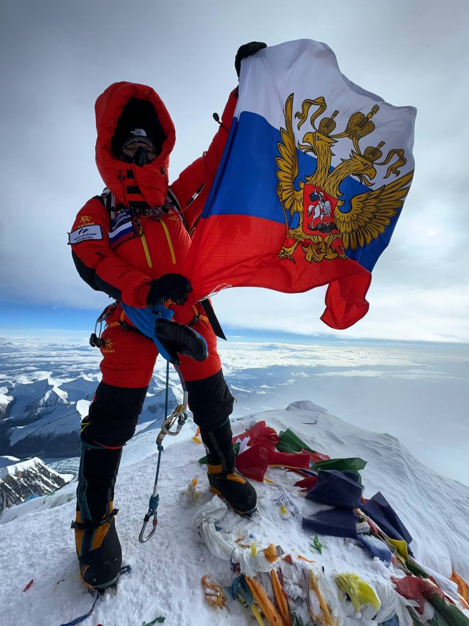 Дарья Борисова на вершине Эвереста, основатель Горного портала на вершине Эвереста с флагом России