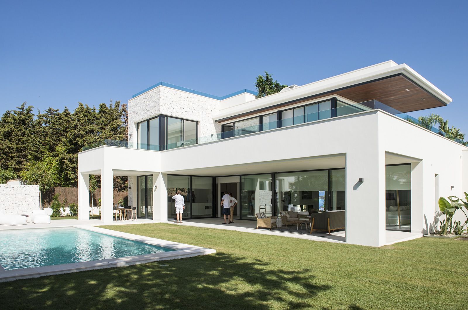 "Современный архитектурный проект жилого дома с панорамными окнами и плоской крышей, выполненный студией Elitterra в Крыму"