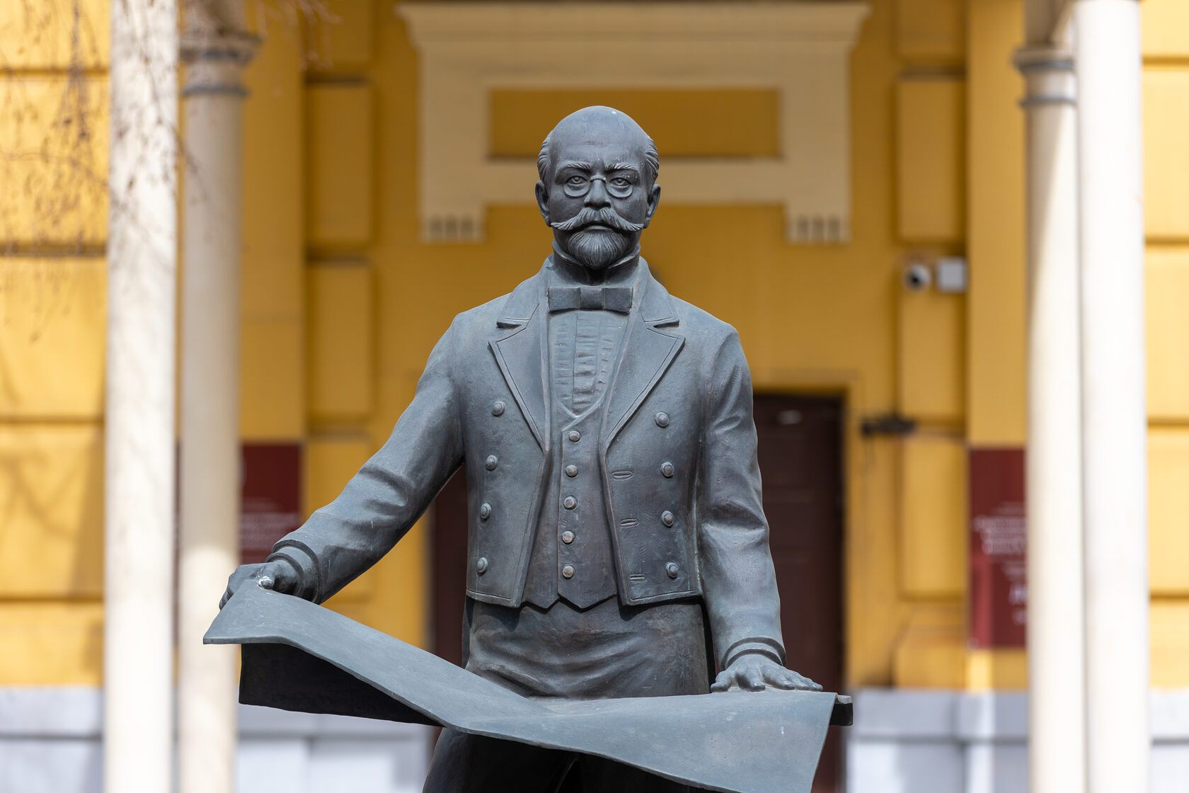 Памятник архитекторы москвы. Памятник Мюфке в Саратове. Памятник архитектору. Памятники Одессы Архитектор.