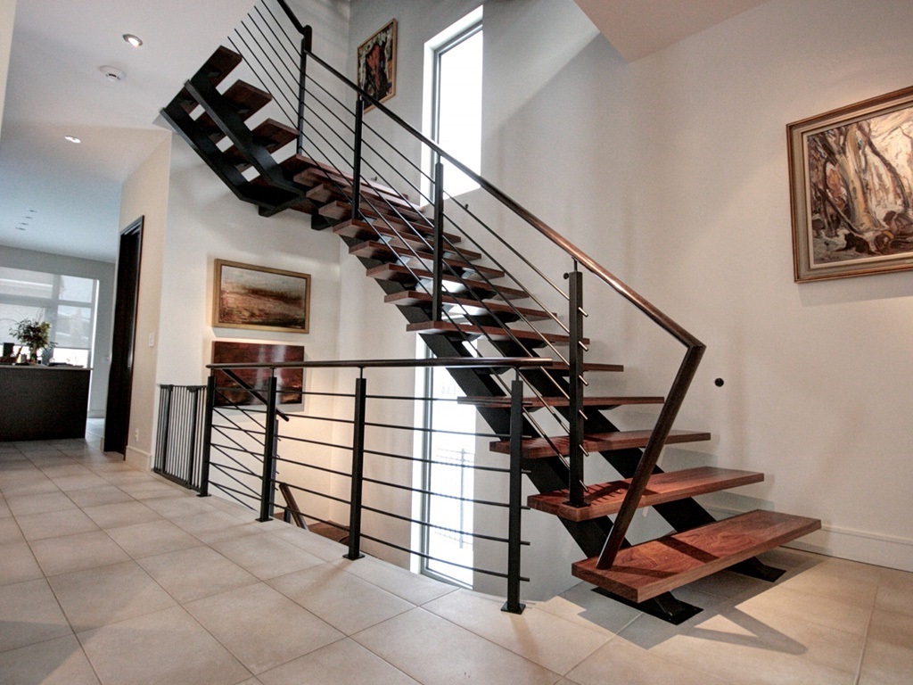 Лестница на второй этаж москва. Лестница на 2 косоурах лофт. Лестница на монокосоуре лофт. Лестницы на металлокаркасе в стиле лофт. Лестница 2 косоура металл.
