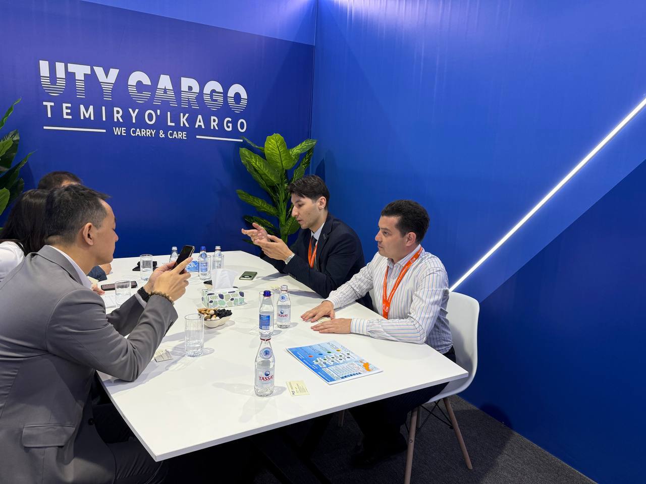 Shirin lezbiyenlar xorozni chiroyli tarzda siqib, opadi va soradi