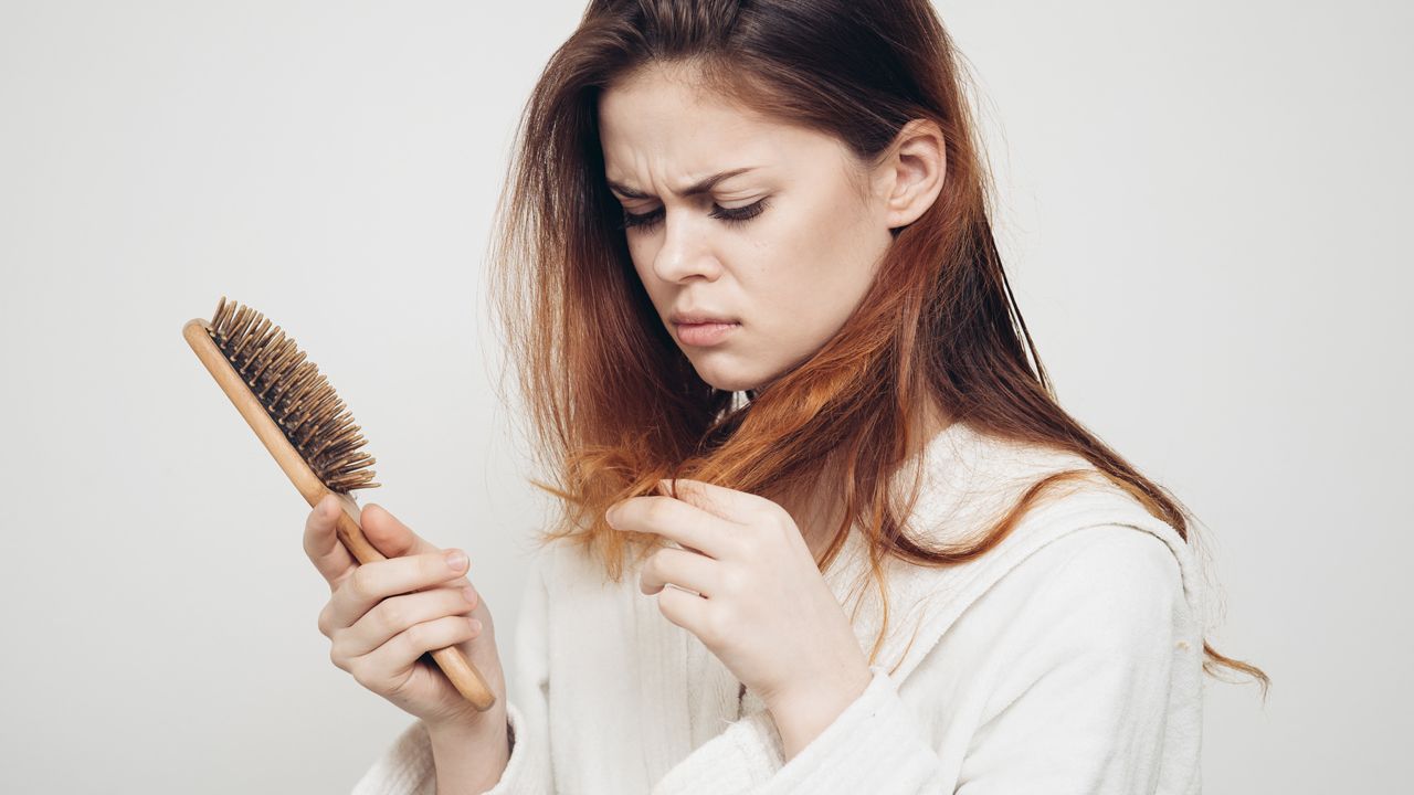 Как справиться с выпадением волос: советы трихологов