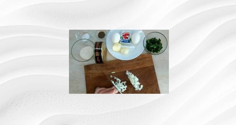 Приготовление паштета из шпрот с яйцом и плавленным сыром: шаг 2