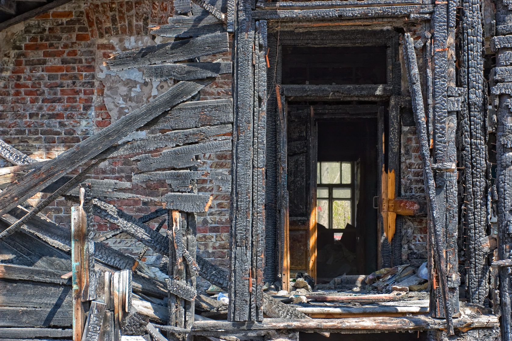 Объект после пожара. Разрушенный деревянный дом. Сгоревший деревянный дом. Разрушенная изба. Дом после пожара.