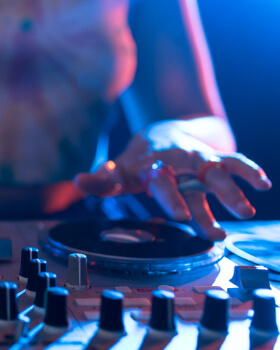 DJ на новогодней вечеринке