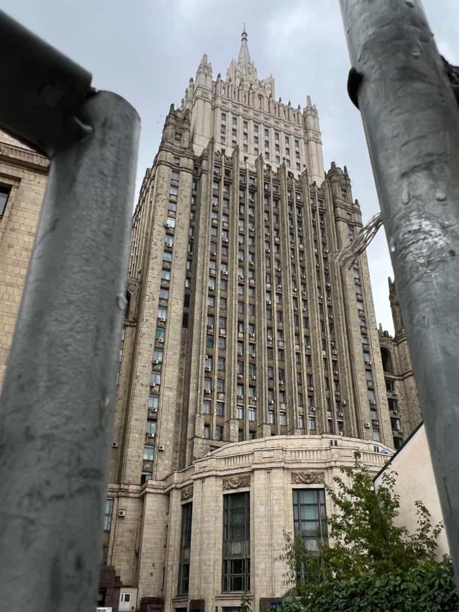 Высотное здание Министерства иностранных дел снятое снизу