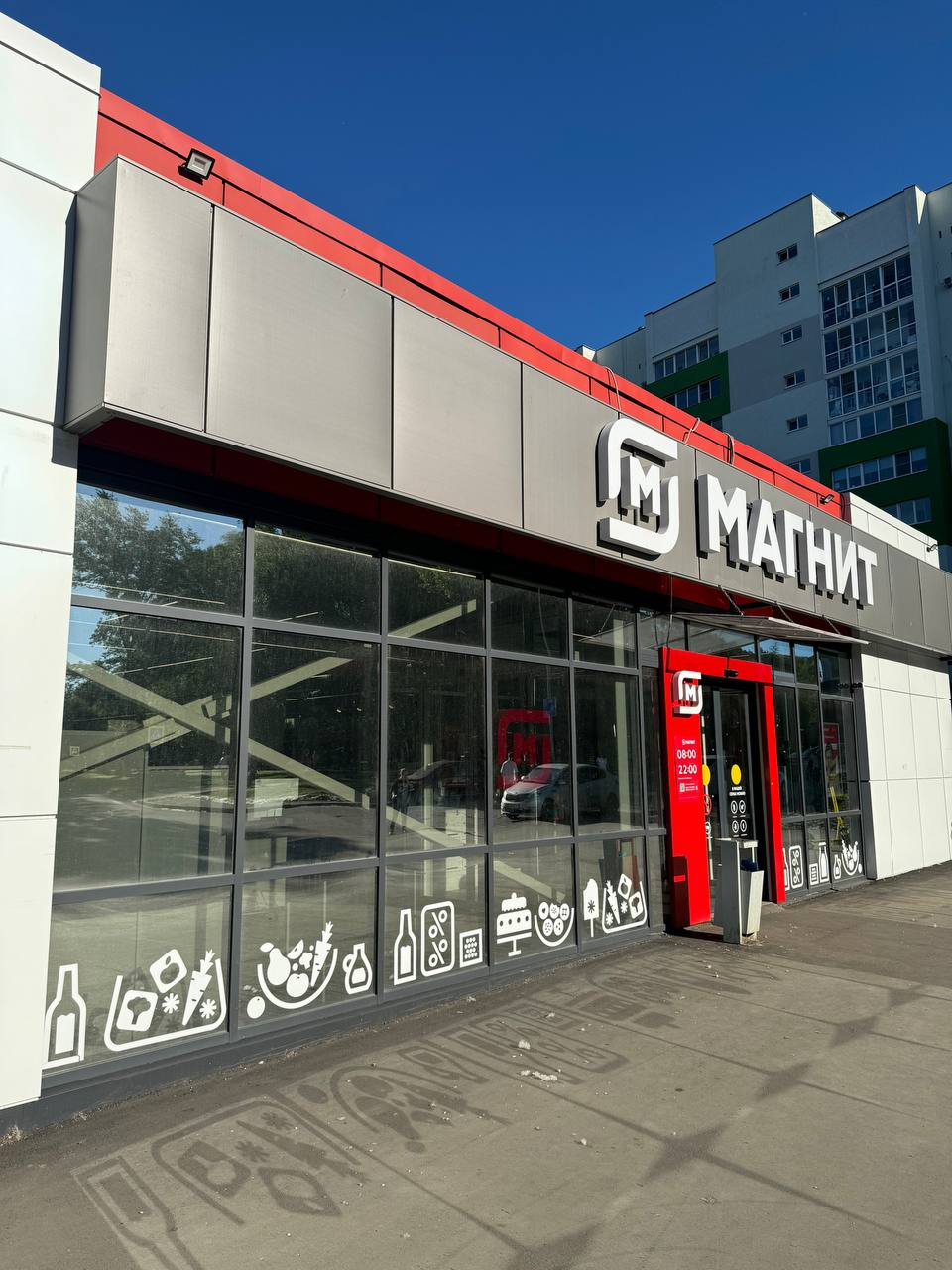 Выполнили монтаж алюминиевой автоматической раздвижной системы для магазина Магнит