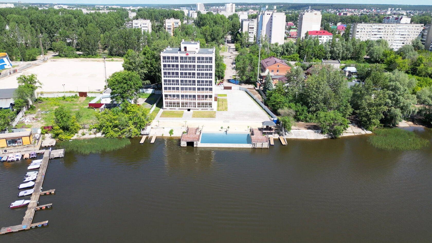 Алый парус, бассейн и собственный берег Большого Черемшана