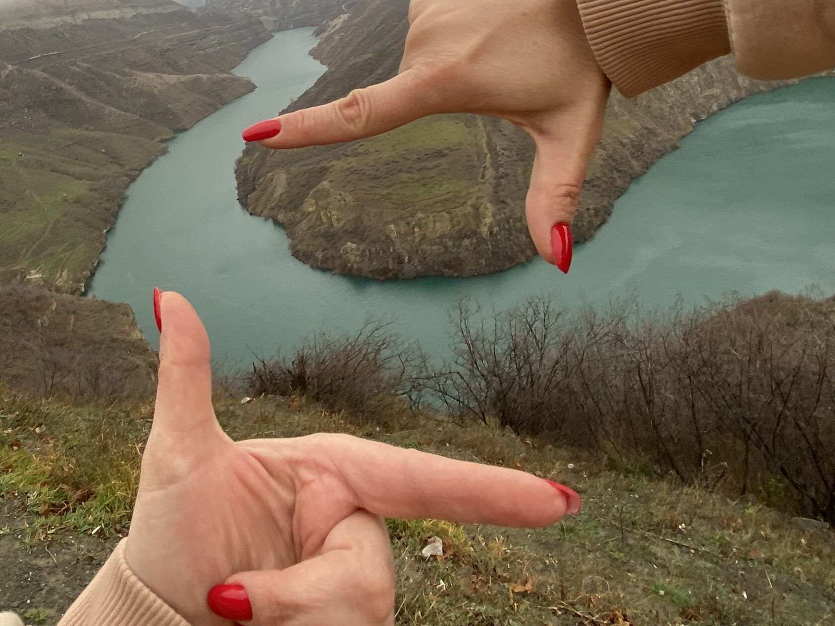 Панорамный вид на бирюзовые воды Сулакского каньона с самой популярной смотровой площадки. Групповая экскурсия из Махачкалы.